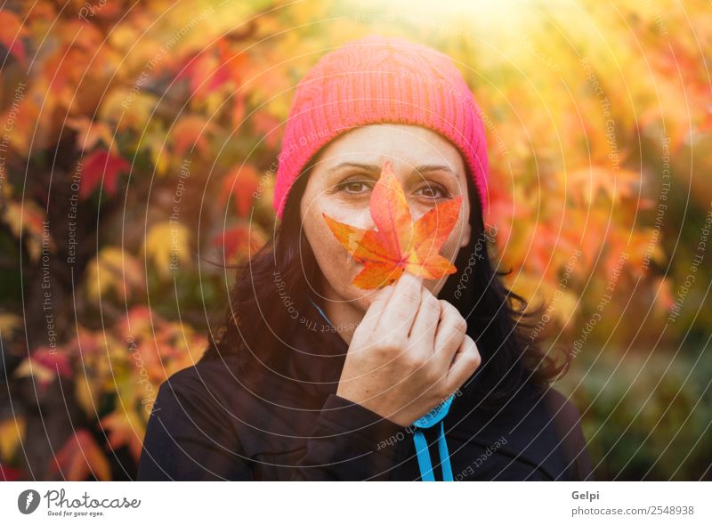 Reife Frau Lifestyle schön Gesicht Freiheit Mensch Erwachsene Natur Herbst Baum Blatt Park Wald Mode Hut brünett lang natürlich niedlich gold rosa schwarz weiß