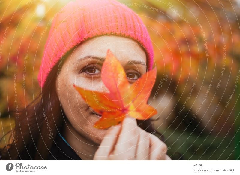 Reife Frau Lifestyle schön Gesicht Freiheit Mensch Erwachsene Natur Herbst Baum Blatt Park Wald Mode Hut brünett lang natürlich niedlich gold rosa schwarz weiß