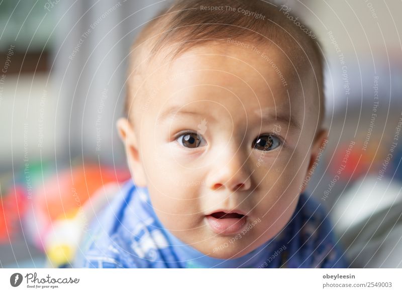 süßer kleiner Junge, der auf dem Bett spielt. Glück schön Gesicht Bad Kind Mensch Baby Kleinkind Frau Erwachsene Kindheit Spielzeug Lächeln lachen schlafen