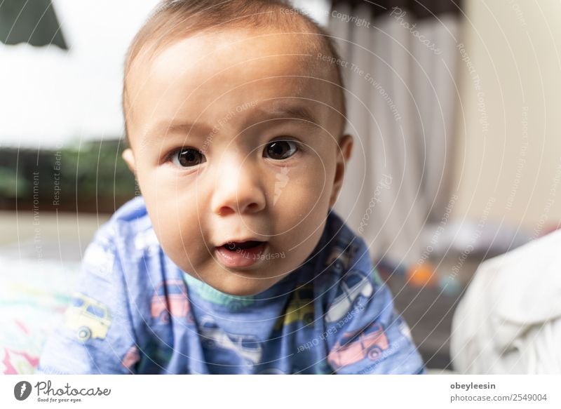 süßer kleiner Junge, der auf dem Bett spielt. Glück schön Gesicht Bad Kind Mensch Baby Kleinkind Frau Erwachsene Kindheit Spielzeug Lächeln lachen schlafen