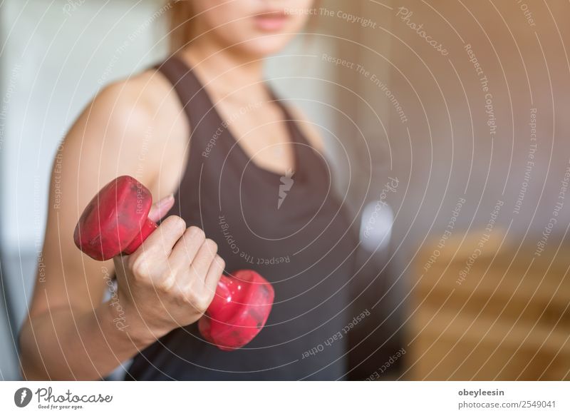 Schöner junger asiatischer Gorlw beim Training Sport Fitness Sport-Training Sportstätten Mensch Körper 1 18-30 Jahre Jugendliche Erwachsene Farbfoto Tag