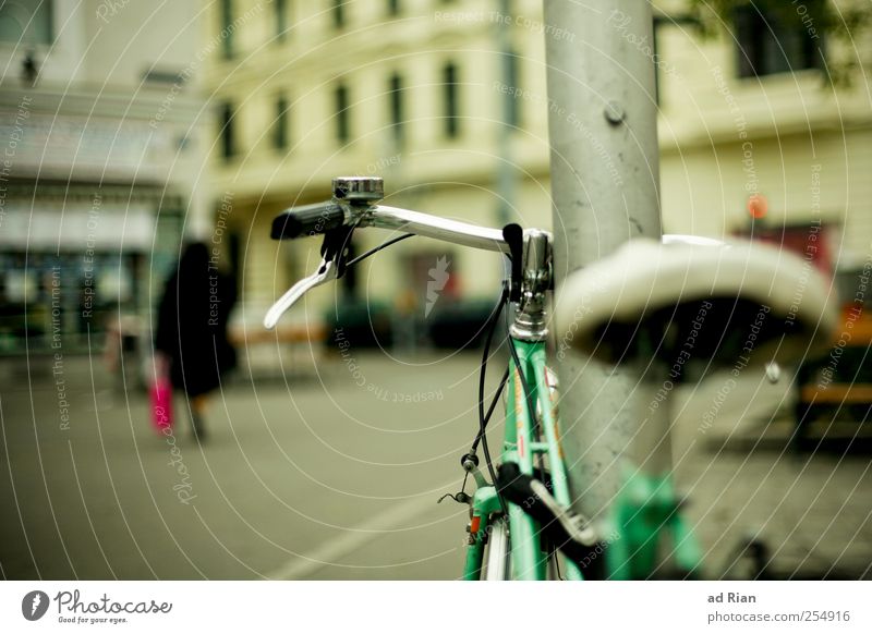 vienna Fahrrad 1 Mensch Stadt bevölkert Haus Platz Mauer Wand Straße Farbfoto Außenaufnahme Silhouette Totale