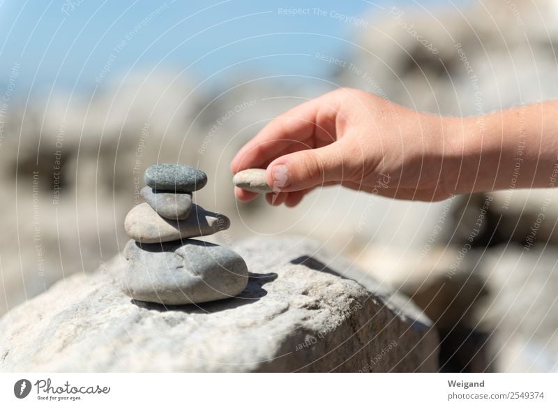 Stufen I Wellness harmonisch Wohlgefühl Zufriedenheit Sinnesorgane Erholung ruhig Meditation Kindergarten Hand Gesundheit positiv Kieselsteine Wachstum liegen