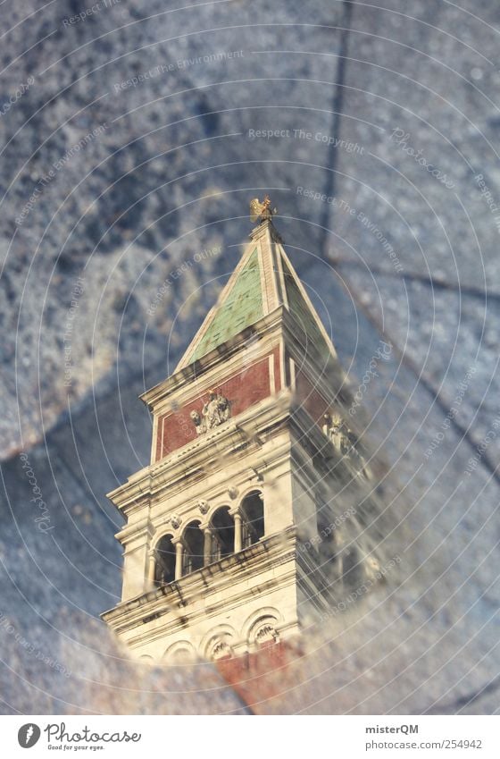 tief oben. Kunst Kunstwerk ästhetisch Reflexion & Spiegelung Pfütze Turm Markusplatz Campanile San Marco Barock Renaissance Perspektive Surrealismus