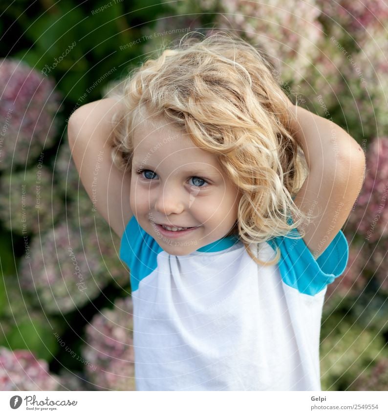 blondes Kind Glück schön Gesicht Sommer Garten Mensch Baby Junge Mann Erwachsene Kindheit Hand Umwelt Natur Pflanze Blume Lächeln klein lang lustig natürlich