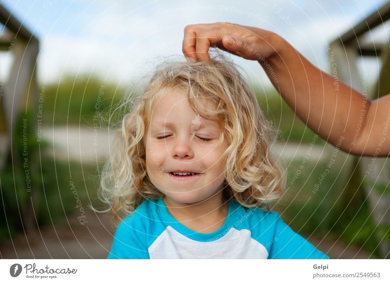 blondes Kind Glück Gesicht Sommer Mensch Baby Junge Mann Erwachsene Kindheit Hand Umwelt Natur Wind Lächeln klein lang lustig natürlich niedlich weiß Einsamkeit