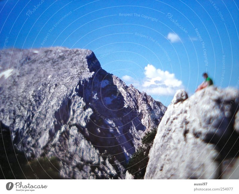 Berglust Erholung Ferien & Urlaub & Reisen Berge u. Gebirge wandern Mensch Felsen Pause aufsteigen Felsspalten Unschärfe