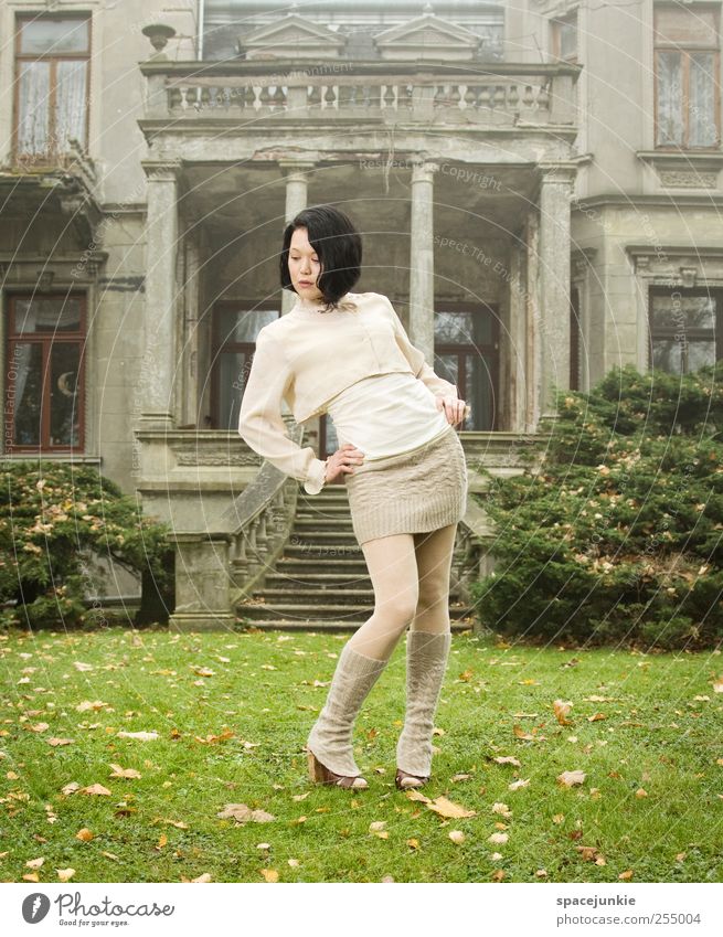 Wonderland (2) Mensch feminin Junge Frau Jugendliche 1 30-45 Jahre Erwachsene Traumhaus Burg oder Schloss Mauer Wand Treppe Fassade Terrasse außergewöhnlich