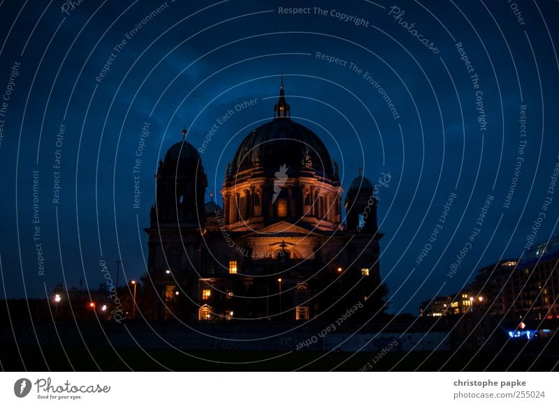 The Dome Sightseeing Städtereise Museum Wolken Nachthimmel Berlin Stadt Hauptstadt Stadtzentrum Kirche Sehenswürdigkeit Stein dunkel groß Kitsch blau Glaube