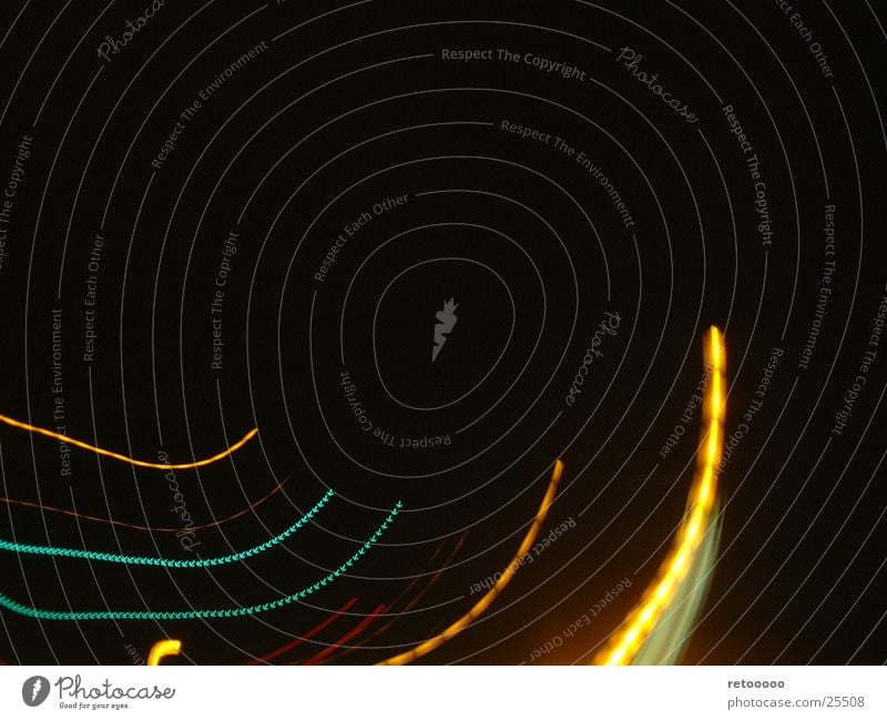 light spirits Nacht Langzeitbelichtung Autobahn Pfeil Geschwindigkeit.