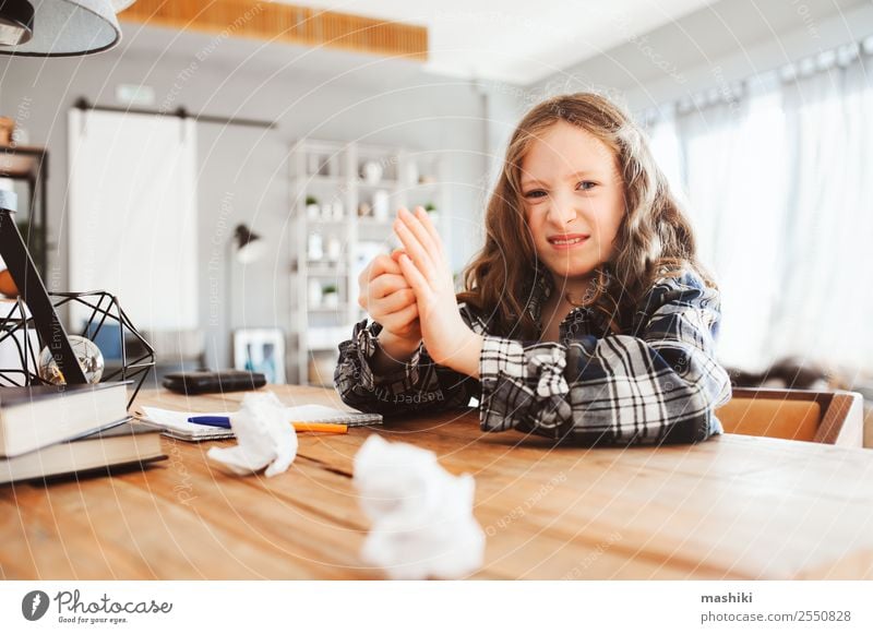 müde Kind Mädchen werfen Hausaufgaben mit Fehlern Lifestyle Schule lernen Schulkind Kindheit Buch schreiben Traurigkeit klug Müdigkeit Stress Konzentration