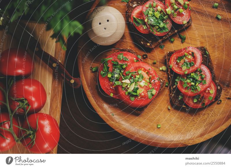 Kochen von Toastsandwiches mit frischen Tomaten Gemüse Brot Kräuter & Gewürze Frühstück Mittagessen Vegetarische Ernährung Diät Teller Fitness lecker natürlich