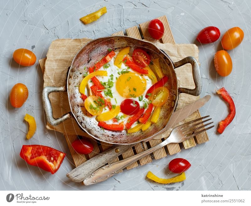 Spiegelei mit Paprika und Tomaten Gemüse Frühstück Pfanne Tisch frisch hell gelb rot Cholesterin kochen & garen Ei fette Nahrung Lebensmittel braten Mahlzeit