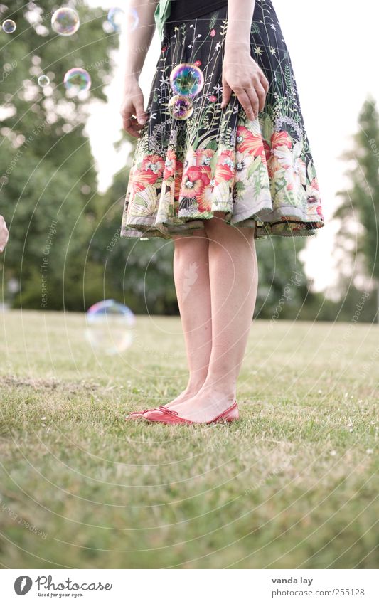 Bubbles Lifestyle Junge Frau Jugendliche Erwachsene Arme Hand Beine 18-30 Jahre Mode Bekleidung Rock Ballerina schön lustig verrückt kopflos abschneiden