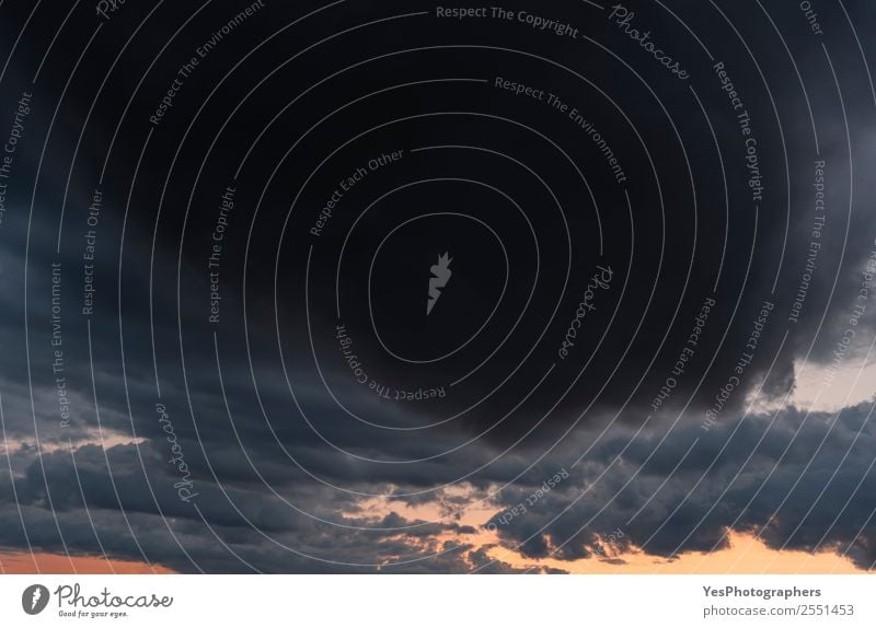 Stürmische Wolken und Sonnenuntergang Umwelt Natur Landschaft Wetter Unwetter Regen Traurigkeit natürlich trist schwarz Stimmung Angst gefährlich Desaster