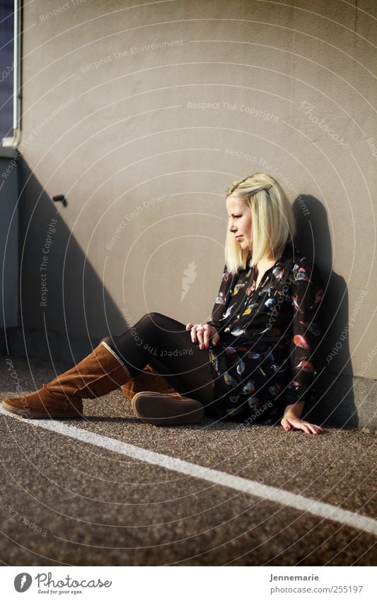 Denkmal feminin Junge Frau Jugendliche 1 Mensch 18-30 Jahre Erwachsene Kleid Stiefel blond beobachten Denken genießen Lächeln sitzen positiv grau Zufriedenheit