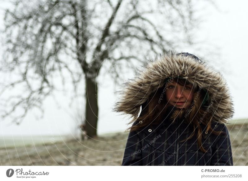 Winterportrait Mensch maskulin Kindheit 1 Wetter Eis Frost Baum beobachten frieren stehen Glück Zufriedenheit Fellkragen kalt Farbfoto Gedeckte Farben