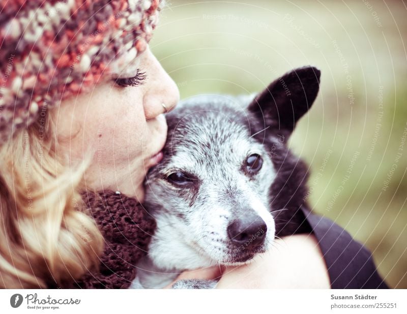 i know you so well Junge Frau Jugendliche Haustier Hund genießen Zusammensein nah Liebe Tierliebe Freundschaft Wollmütze Hundeschnauze alt Umarmen