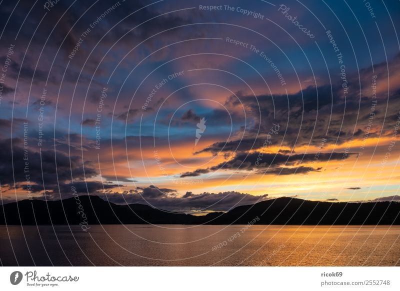 Blick auf den Storfjord in Norwegen am Abend Erholung Ferien & Urlaub & Reisen Tourismus Berge u. Gebirge Natur Landschaft Wasser Wolken Felsen Fjord