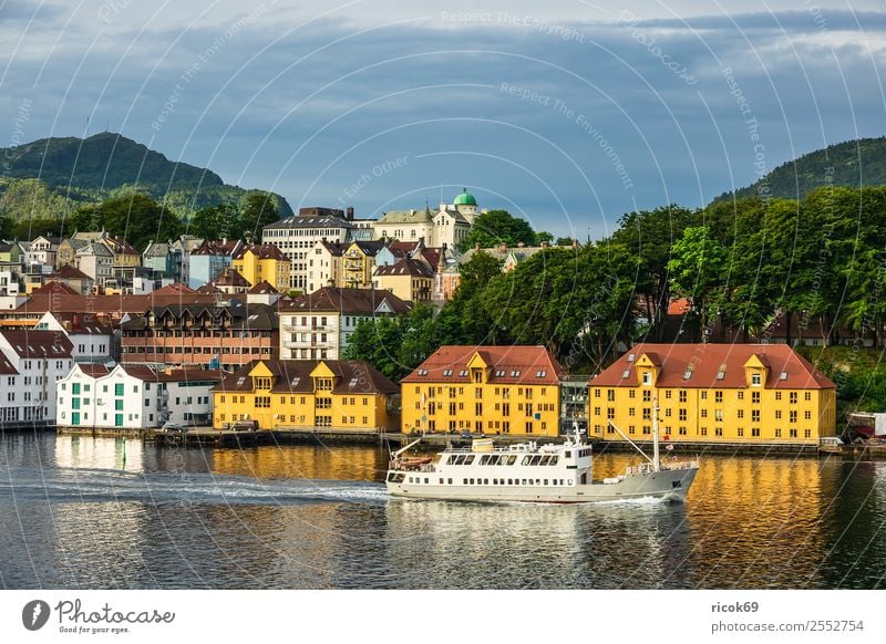 Blick auf die Stadt Bergen in Norwegen Erholung Ferien & Urlaub & Reisen Tourismus Meer Berge u. Gebirge Haus Natur Landschaft Wasser Wolken Baum Wald Hügel