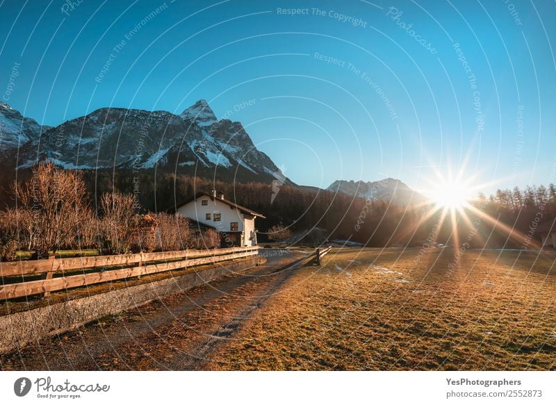 Wintersonne über den österreichischen Alpen und dem Dorf Ferien & Urlaub & Reisen Berge u. Gebirge Natur Landschaft Ehrwald Österreich Sehenswürdigkeit