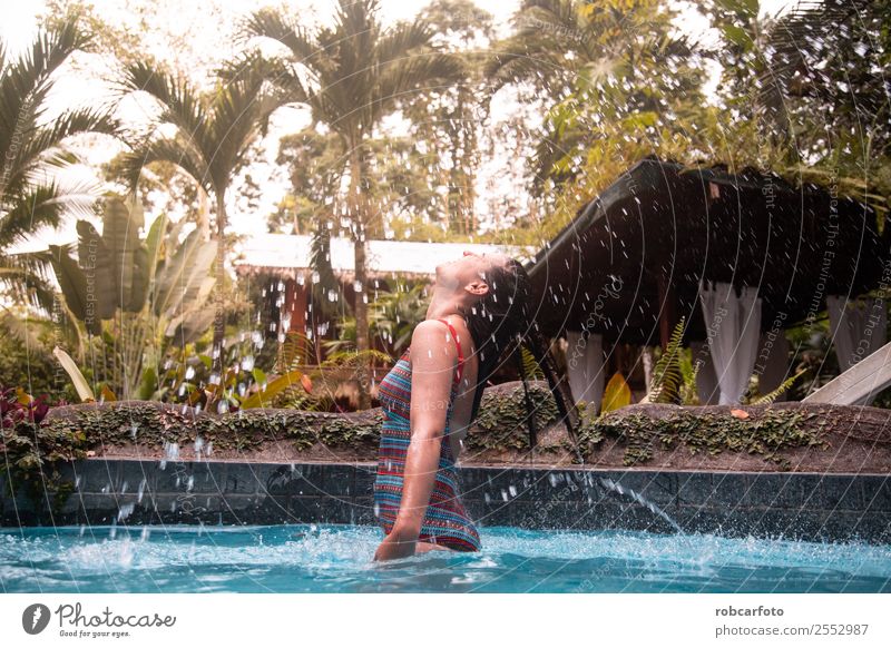 Frau im Pool mit orangefarbenem Badeanzug Getränk Lifestyle schön Körper Erholung Schwimmbad Freizeit & Hobby Ferien & Urlaub & Reisen Sommer Mensch Erwachsene