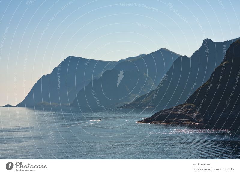 Tindsvika Berge u. Gebirge Polarmeer Europa Felsen Ferien & Urlaub & Reisen Himmel Himmel (Jenseits) Horizont Insel Landschaft Lofoten maritim Meer Menschenleer