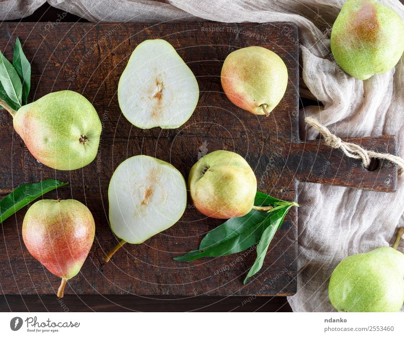 reife grüne Birnen Frucht Ernährung Vegetarische Ernährung Diät Tisch Holz Essen frisch lecker natürlich gelb rustikal Lebensmittel Gesundheit süß organisch roh