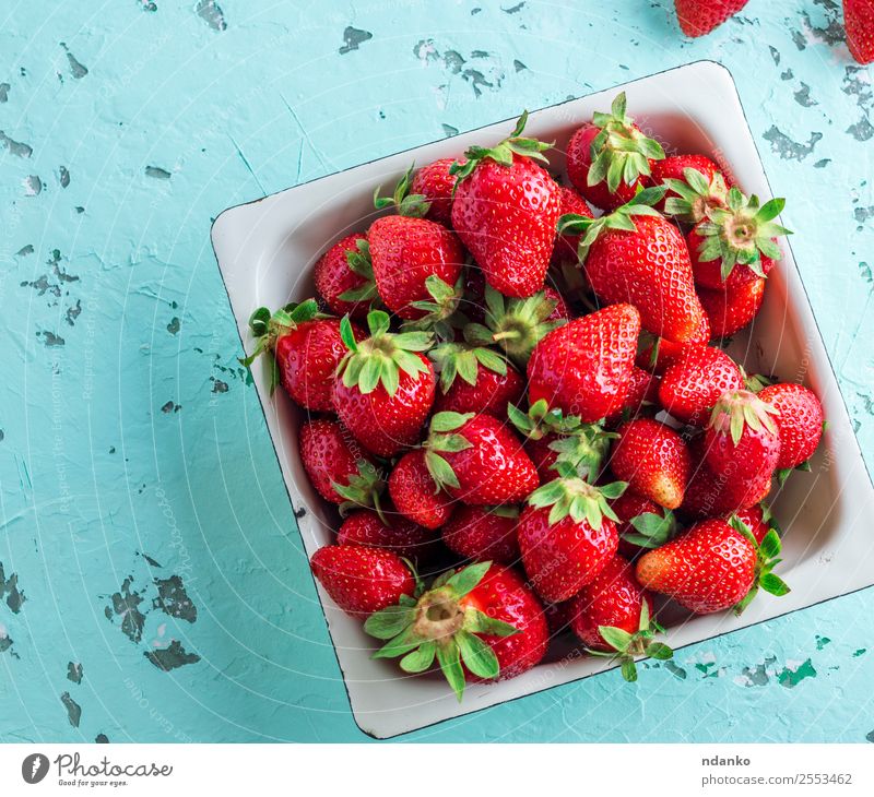 frische reife rote Erdbeere Frucht Dessert Vegetarische Ernährung Teller Sommer Tisch Menschengruppe Natur natürlich saftig grün Erdbeeren Hintergrund