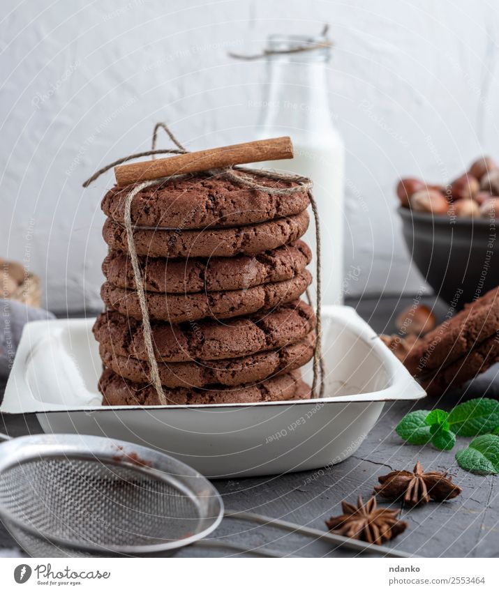 Schokokekse Süßwaren Erfrischungsgetränk Milch Teller Essen dunkel braun weiß Plätzchen Schokolade Jeton melken Keks backen Hintergrund Lebensmittel süß