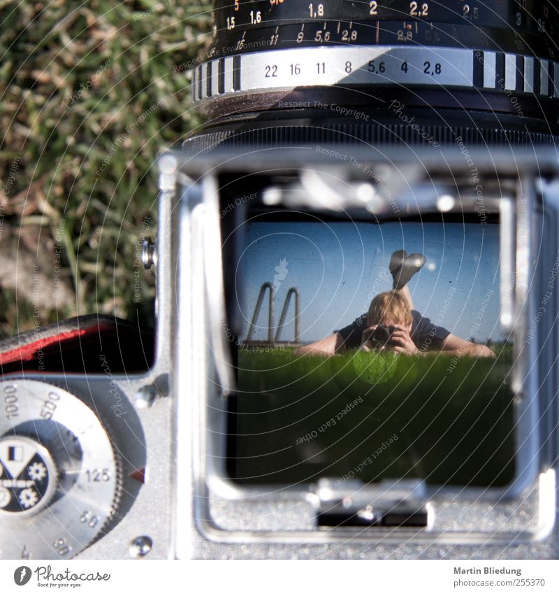 Für dich solls bunte Bilder (und Kameras) regnen Fotografieren Fotokamera Mensch 1 Wiese Metall beobachten liegen Perspektive Teamwork Sucher Farbfoto