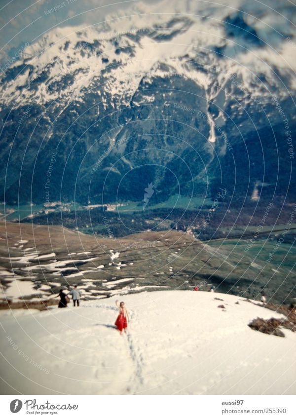 Für Dich soll's bunte Bilder regnen. Dame Frau Schnee Alpen Ferien & Urlaub & Reisen retro Unschärfe Schneeballschlacht Berge u. Gebirge toben winken