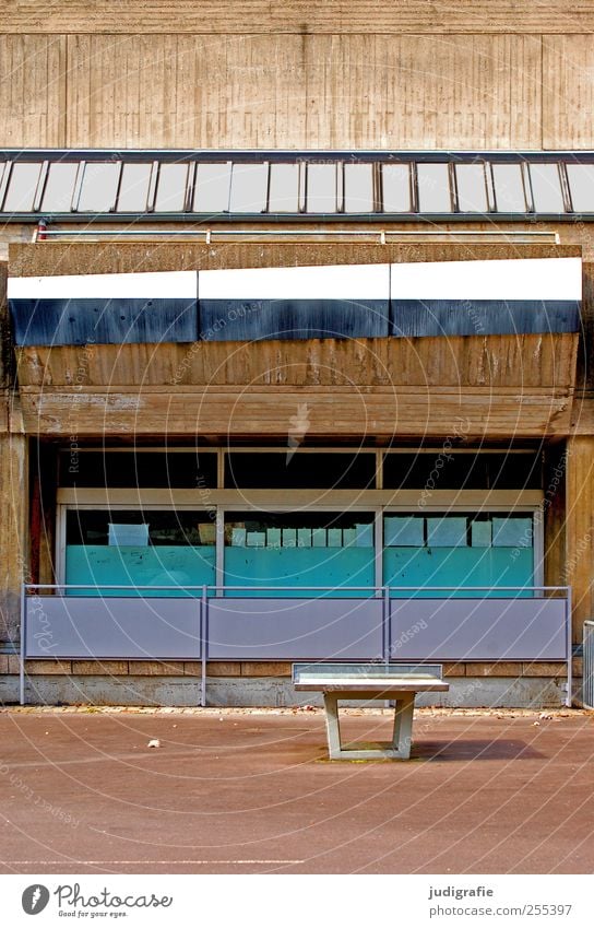 Für dich solls bunte Bilder regnen Haus Spielplatz Bauwerk Gebäude Architektur Fassade Fenster Tischtennisplatte Schulhof ruhig Beton Farbfoto Außenaufnahme