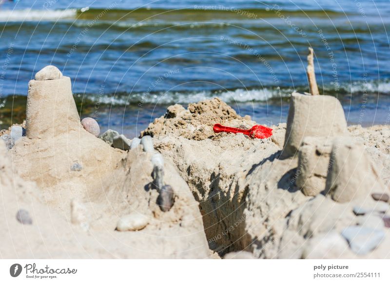 Sandburg am Strand Ferien & Urlaub & Reisen Tourismus Abenteuer Ferne Sommer Sommerurlaub Sonne Sonnenbad Meer Wellen Sonnenlicht Frühling Herbst Schönes Wetter