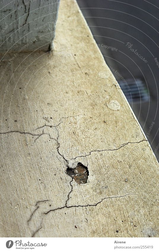 Für dich soll's lauter Herzen regnen! Häusliches Leben Haus Menschenleer Mauer Wand Fenster Fensterbrett Straße Straßenbelag Gully Stein Beton Linie Riss Loch