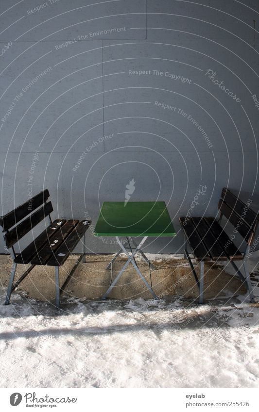 Alles auf die Plätzchen Winter Klima Wetter Eis Frost Schnee Alpen Bauwerk Gebäude Mauer Wand Fassade Balkon Terrasse grau grün Klapptisch Tisch Möbel