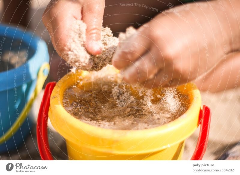 Kinderhände spielen im Sand am Strand Lifestyle Wellness harmonisch Spielen Ferien & Urlaub & Reisen Tourismus Ausflug Sommer Sommerurlaub Sonnenbad Meer