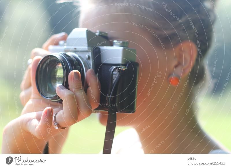 Für Dich soll ich bunte Bilder machen. Bildung lernen Berufsausbildung Azubi Praktikum Arbeit & Erwerbstätigkeit Medienbranche Werbebranche feminin Junge Frau