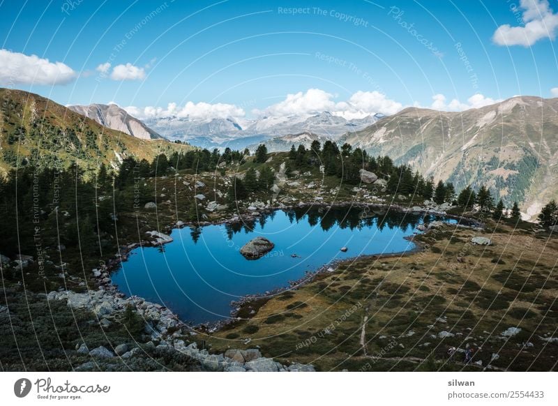 Blauer Bergsee mit Spiegelung und Alpenpanorama Natur Landschaft Luft Wasser Himmel Sommer Felsen Berge u. Gebirge Gipfel Schneebedeckte Gipfel See authentisch