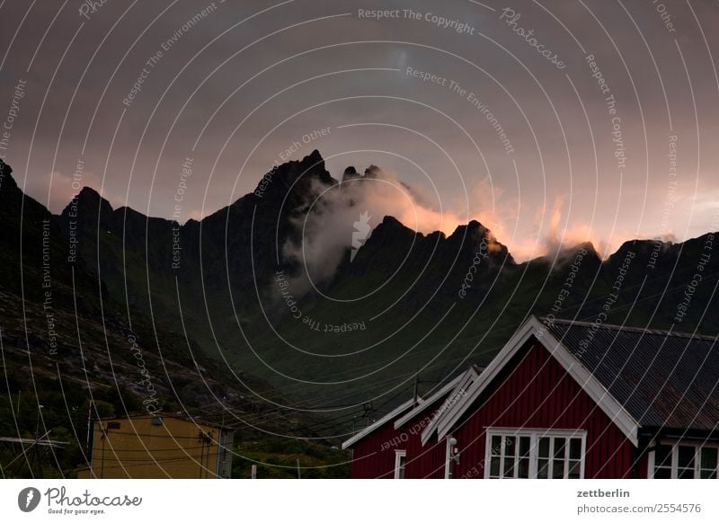 Gjerdtindan bei Å Berge u. Gebirge falunrot Felsen Ferien & Urlaub & Reisen Fischer Fischerhütte Haus Himmel Himmel (Jenseits) Holzhaus Hütte Insel kate