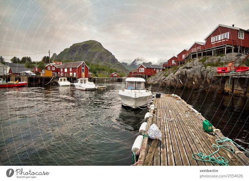 Boote in Å Wasserfahrzeug Polarmeer Europa falunrot Felsen Ferien & Urlaub & Reisen Fischer Fischerhütte Fjord Hafen Himmel Himmel (Jenseits) Holzhaus Hütte