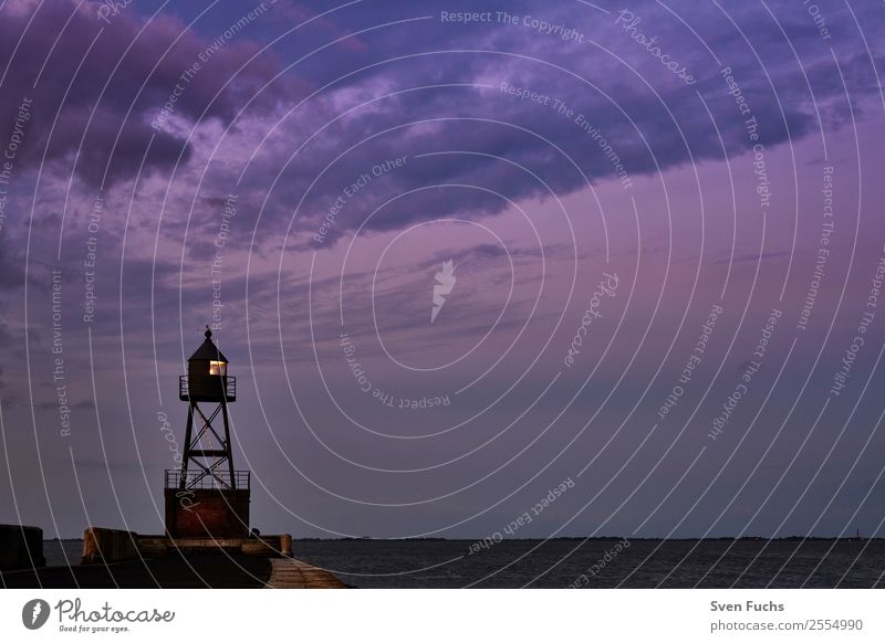 Quermarkenfeuer Mole Wilhelmshaven Meer Insel Wellen Landschaft Wasser Küste Leuchtturm Bauwerk Architektur Schifffahrt maritim blau violett schwarz weiß