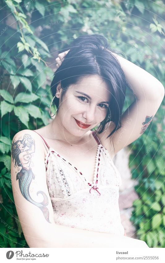 coole tätowierte Frau Lifestyle Stil schön Sommer Garten Mensch feminin Erwachsene Körper 1 18-30 Jahre Jugendliche Natur Park Mode Unterwäsche Tattoo Lächeln