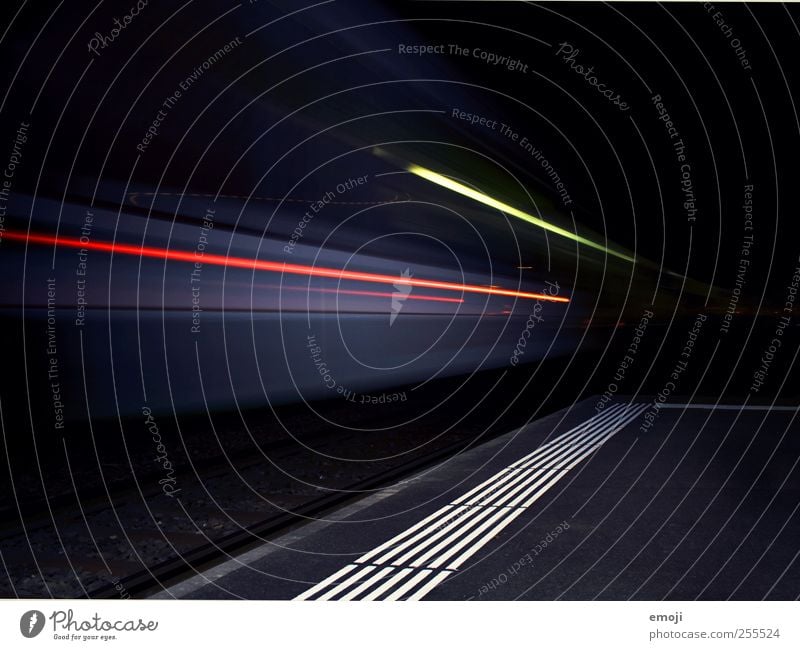nachts Verkehr Verkehrsmittel Personenverkehr Öffentlicher Personennahverkehr Güterverkehr & Logistik Schienenverkehr Bahnfahren S-Bahn Bahnhof Bahnsteig Gleise