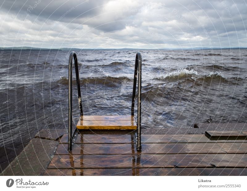 Sturm am Badeplatz Freiheit Sommer Sommerurlaub Wellen See Leiter Natur Wasser Wolken schlechtes Wetter Schweden Badestelle Steg bedrohlich gigantisch kalt wild