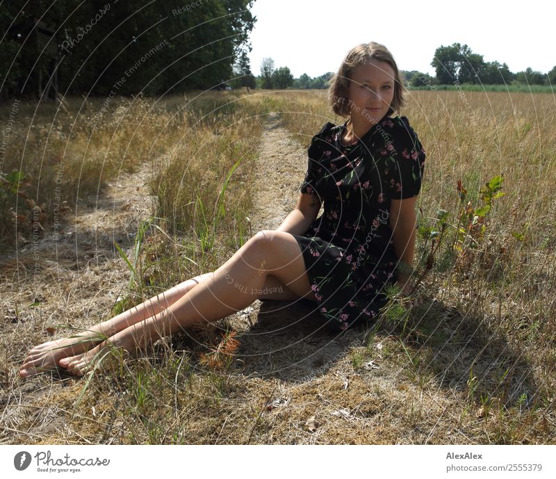 Junge Frau in der Heide elegant Freude schön Leben Wohlgefühl Ausflug Abenteuer Sommer Sommerurlaub Sonne Jugendliche 18-30 Jahre Erwachsene Natur Landschaft