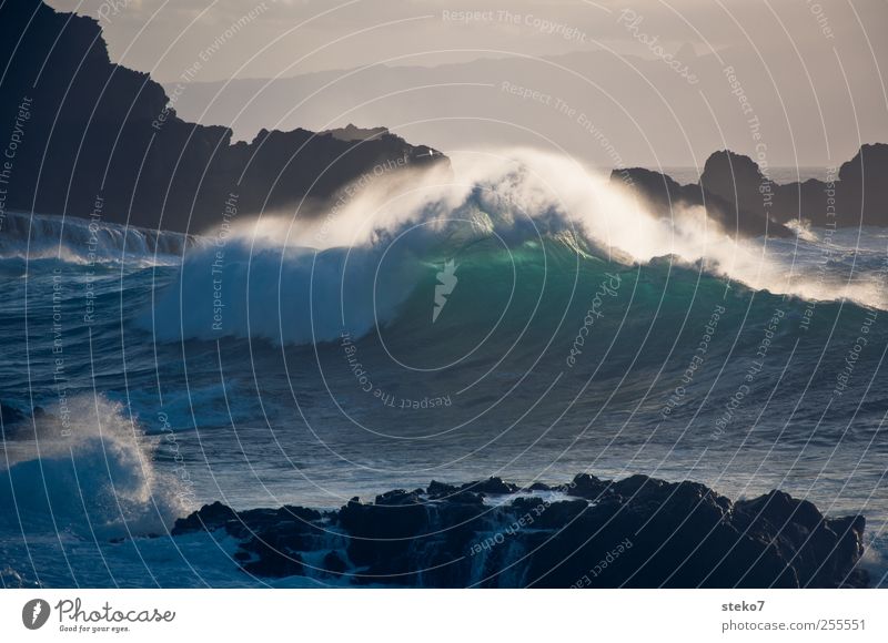 Wellennachschlag Wasser Himmel Wind Felsen Küste Meer blau grün Brandung Gischt schäumen brechen Klippe Farbfoto Außenaufnahme Menschenleer Textfreiraum oben