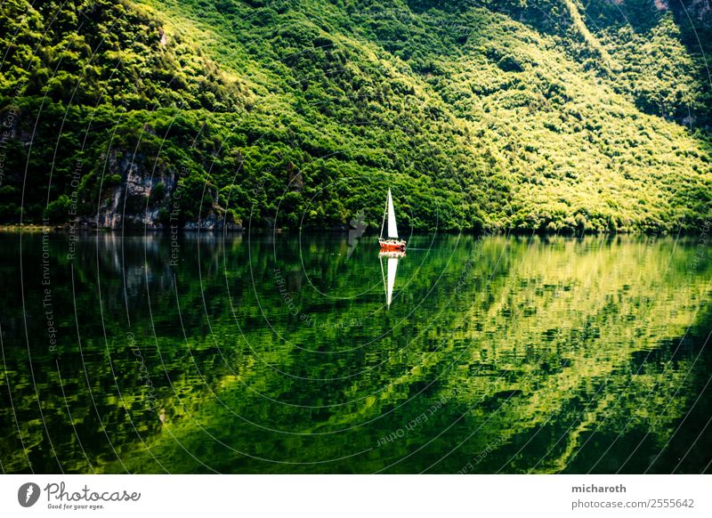 Segelboot Reflektion Freizeit & Hobby Ferien & Urlaub & Reisen Tourismus Ausflug Abenteuer Freiheit Sommer Sommerurlaub Sonne Berge u. Gebirge Segeln Umwelt