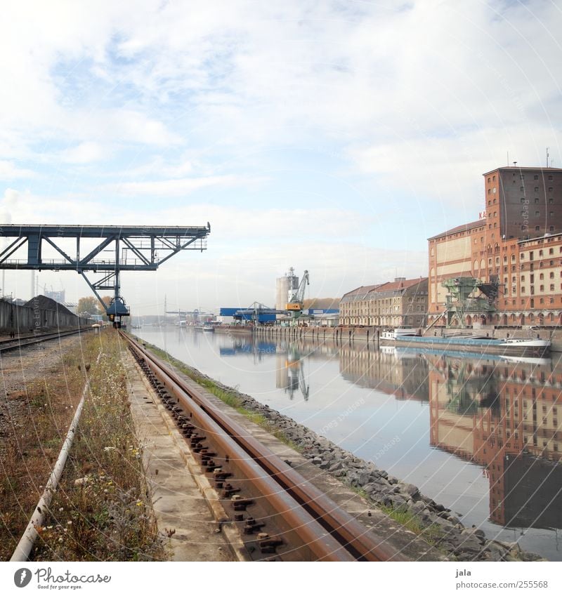 rheinhafen Himmel Fluss Rhein Industrieanlage Fabrik Bauwerk Gebäude Architektur Binnenschifffahrt Hafen Hafenkran Gleise trist Stadt Farbfoto Außenaufnahme