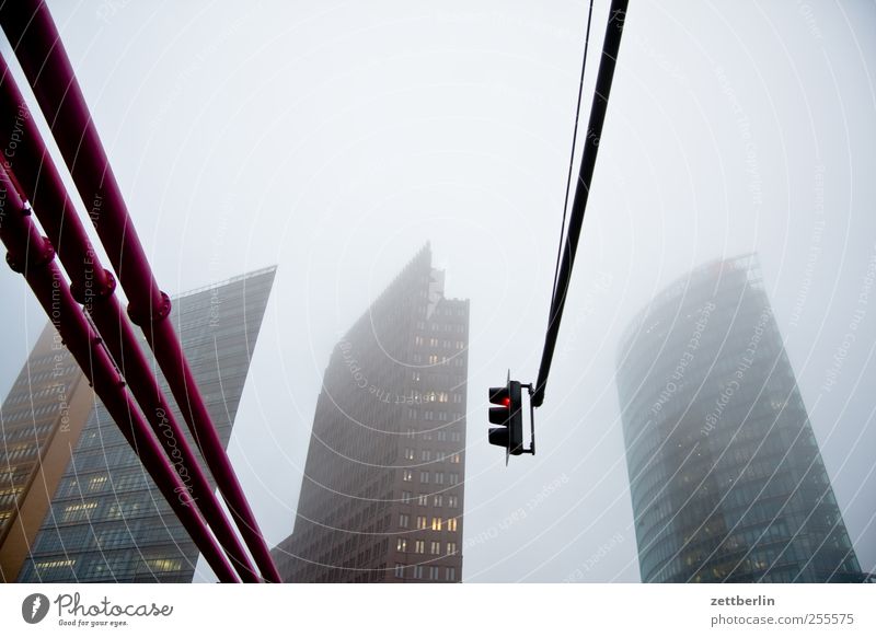 Potsdamer Platz Haus Herbst Wetter schlechtes Wetter Unwetter Nebel Stadt Hauptstadt Stadtzentrum Hochhaus Bauwerk Gebäude Architektur Dach eckig Berlin dunst